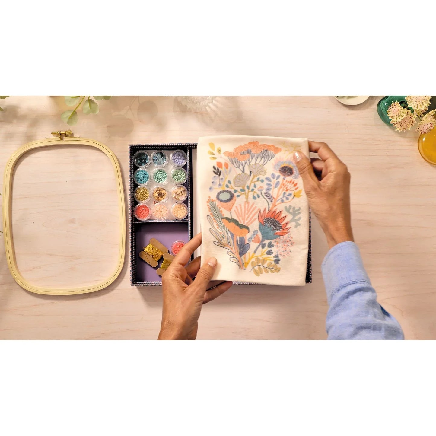 Tan Atelier 58, Perlenstickerei Blumen