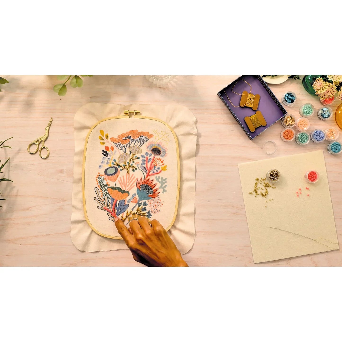 Tan Atelier 58, Perlenstickerei Blumen