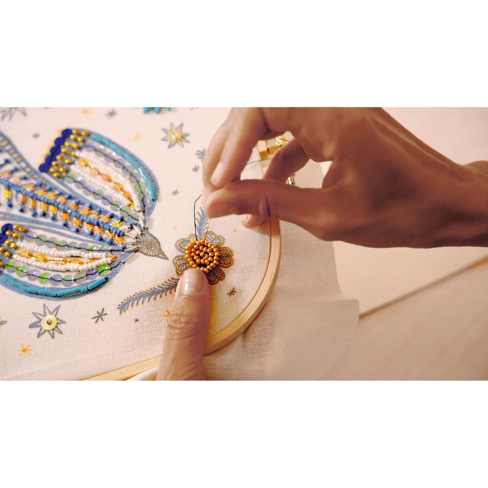 Tan Atelier 59, Perlenstickerei Vogel