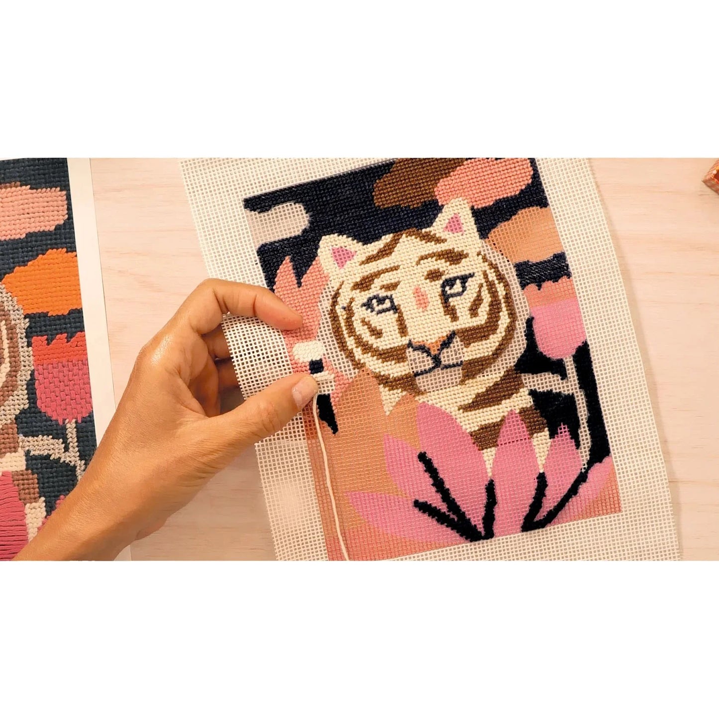 Tan Atelier 64, Stickerei Tiger