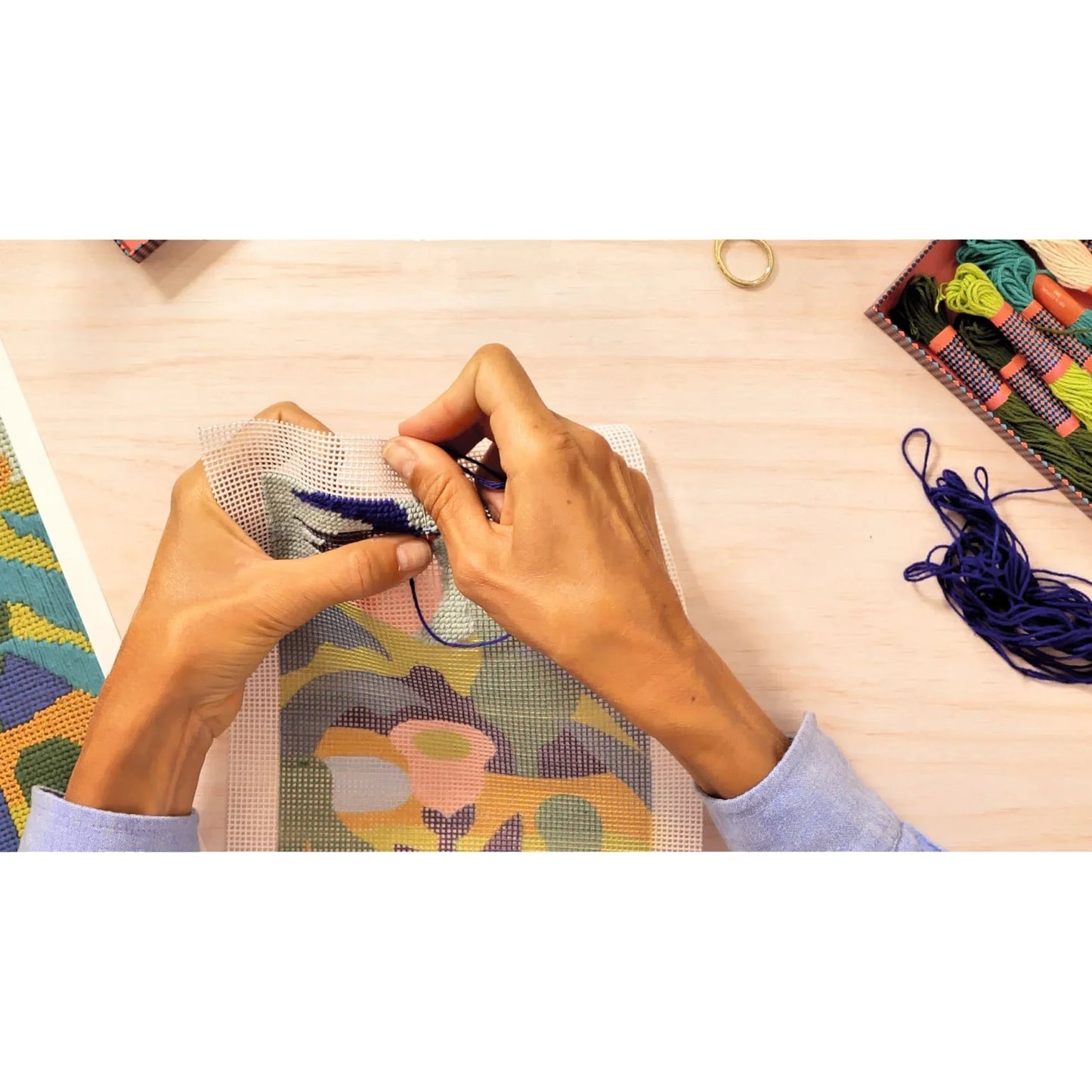 Wheat Atelier 65, Stickerei Vogel